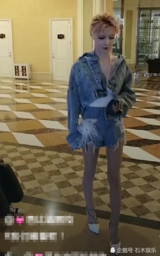 迪丽拉遭路人"突袭"求合影,她的腿却暴露了,网友:活该你红!