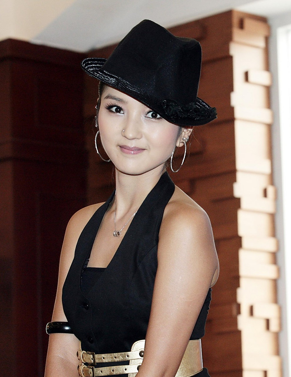 近日,备受关注的歌手何洁终于现身公众视野,一改往日微胖的形象,展现