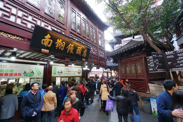 上海城隍庙是最坑美食街?可有一样吃的,本地人都来买