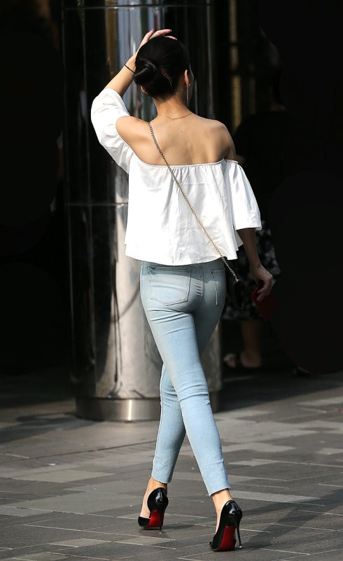 美女白色一字肩上衣配牛仔紧身裤,秀出窈窕身姿,背影女人味十足 转载