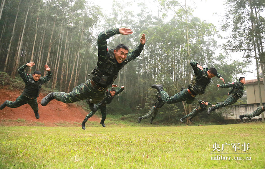 武警摔擒图片