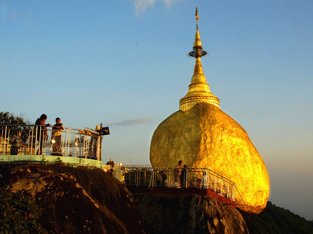 神奇的石头,离地面一千米悬挂在悬崖边