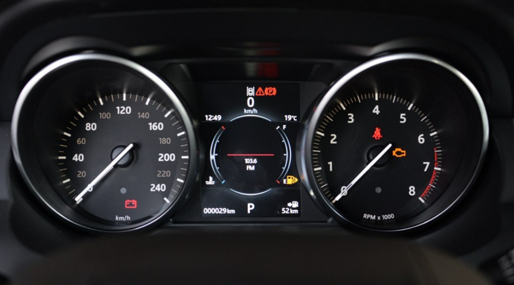 这款车侧身的线条很突出,很硬朗,给人的感觉很有骨感.