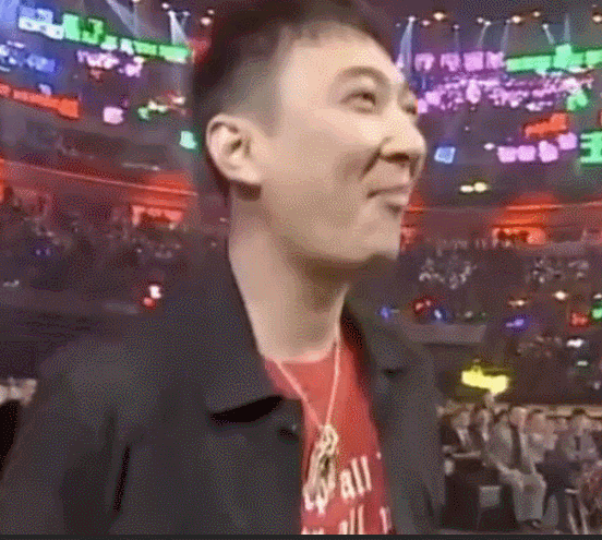 王思聪给武大靖颁奖,他用这种方式上台,证明自己才是
