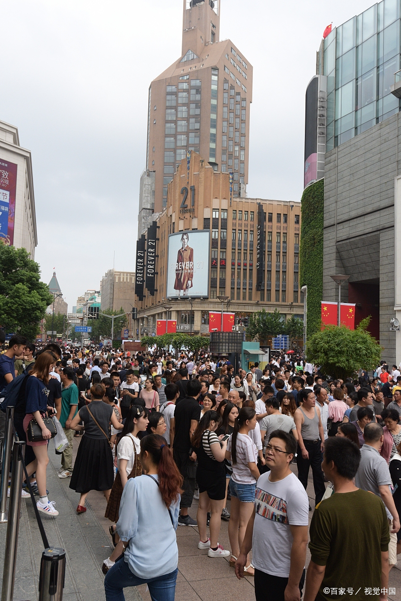 上海人流量最高的一条街:南京东路步行街,每天人流涌动热闹非凡