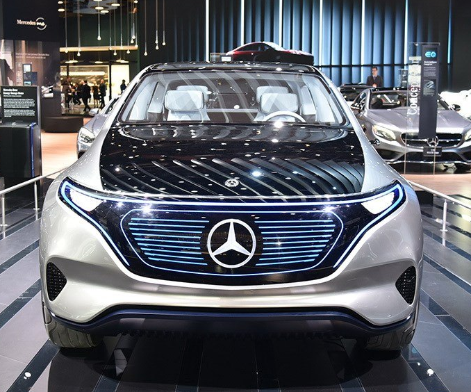 空间不用质疑,挺好的,坐起来空间绝对的够用 车内空间很宽敞,坐在车里