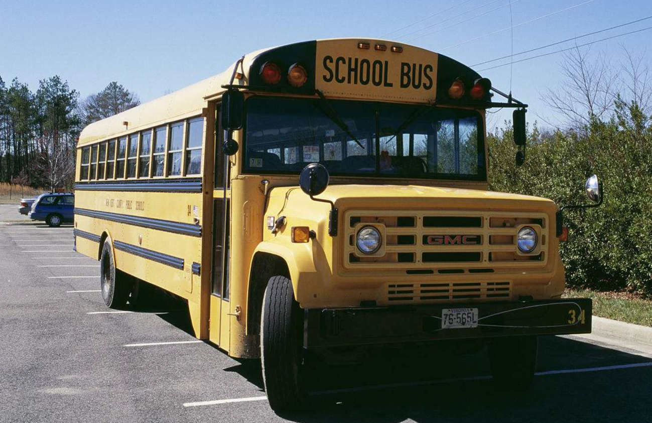 美国校车有多结实?其他车都被撞废了,它却完好无损