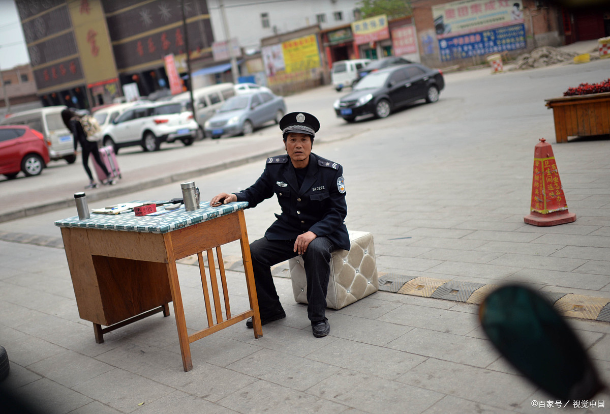 盗贼逃跑遇到守门保安,六旬大爷两铁锹一战成名,物业公司奖千元