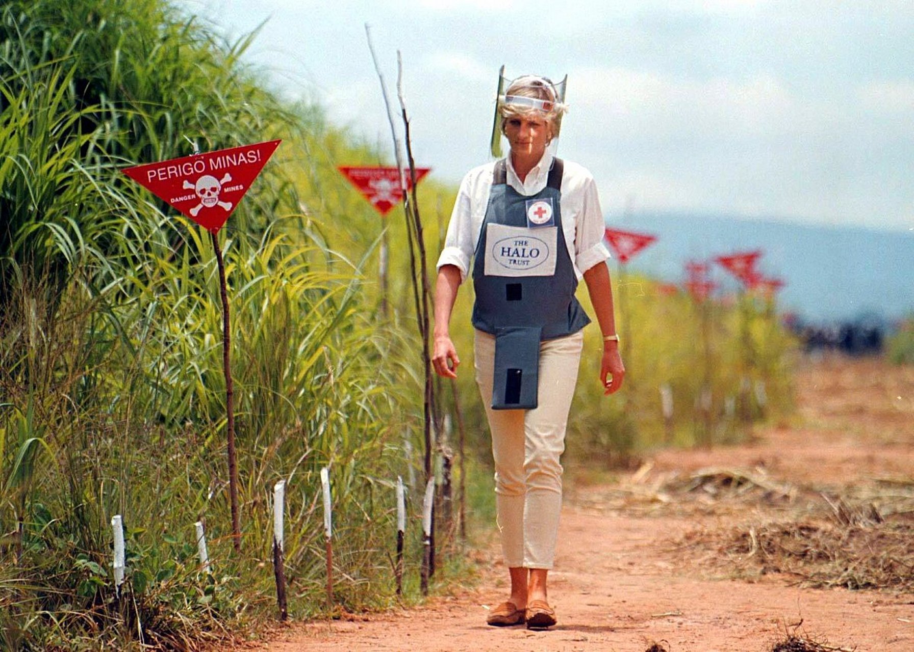 1997年1月,戴安娜到安哥拉万博市进行一次实地考察,雷区被认为是世界