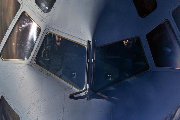 民间飞行员驾驶c17进行空中加油操作