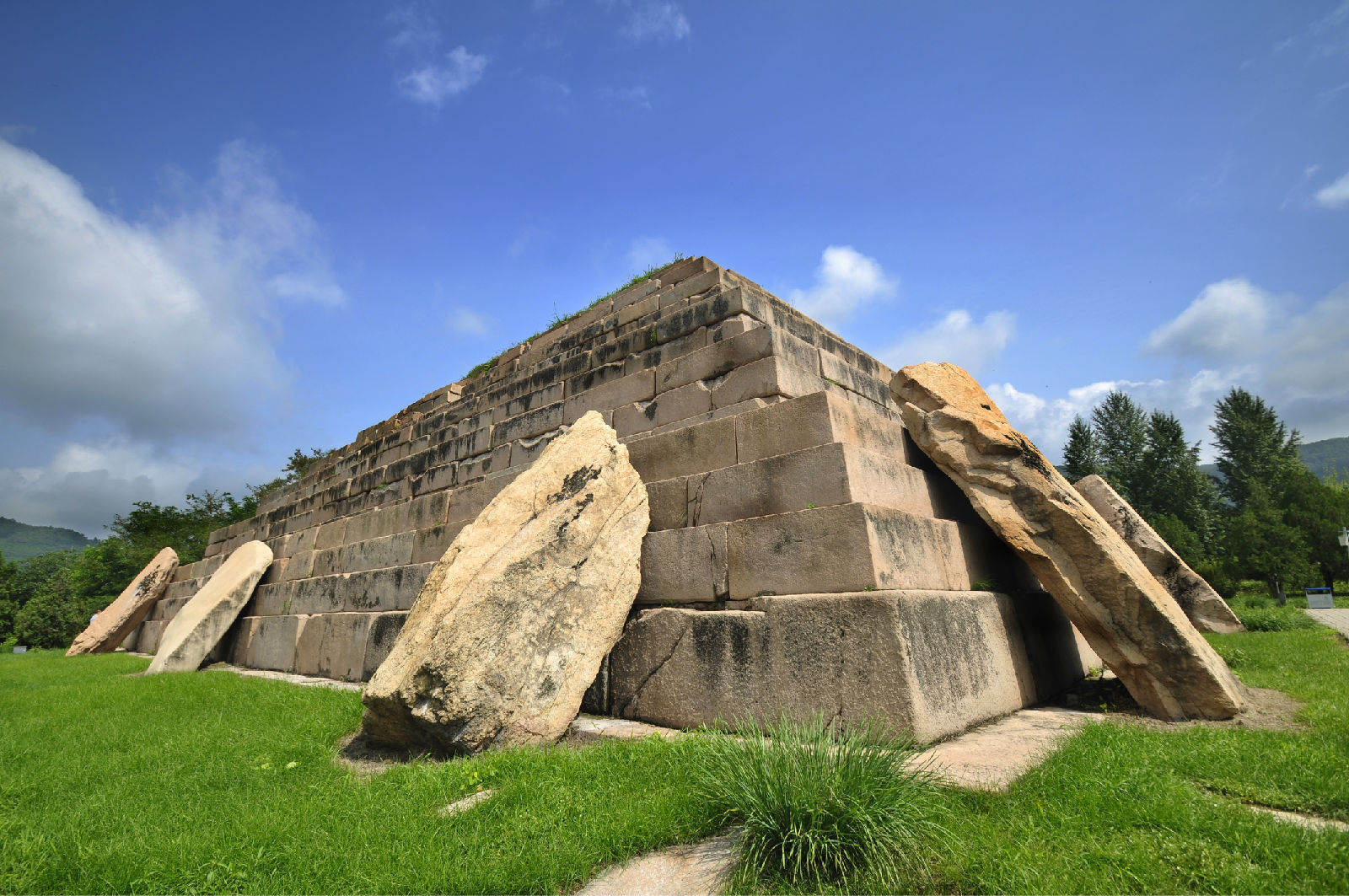 花海漂亮的高句丽王城(洞沟古墓群),空气挺好的杨靖宇烈士陵园.