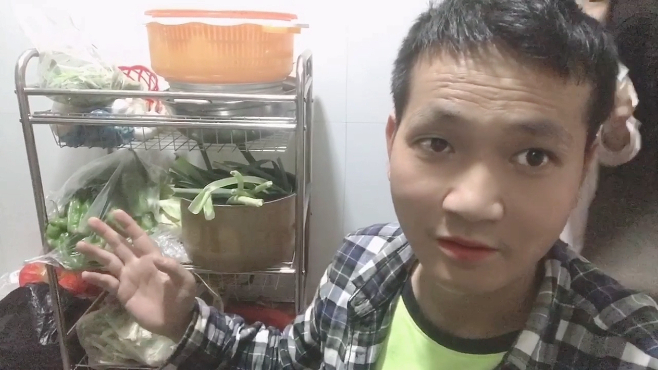 家里种的菜快没地方放,自从买了放菜的架子,实在太方便了
