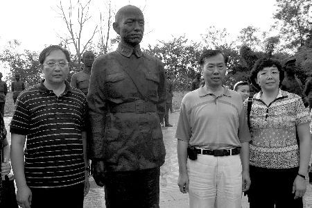 行军路上,将军下令所有士兵原地不动,只因一对母女的哭诉