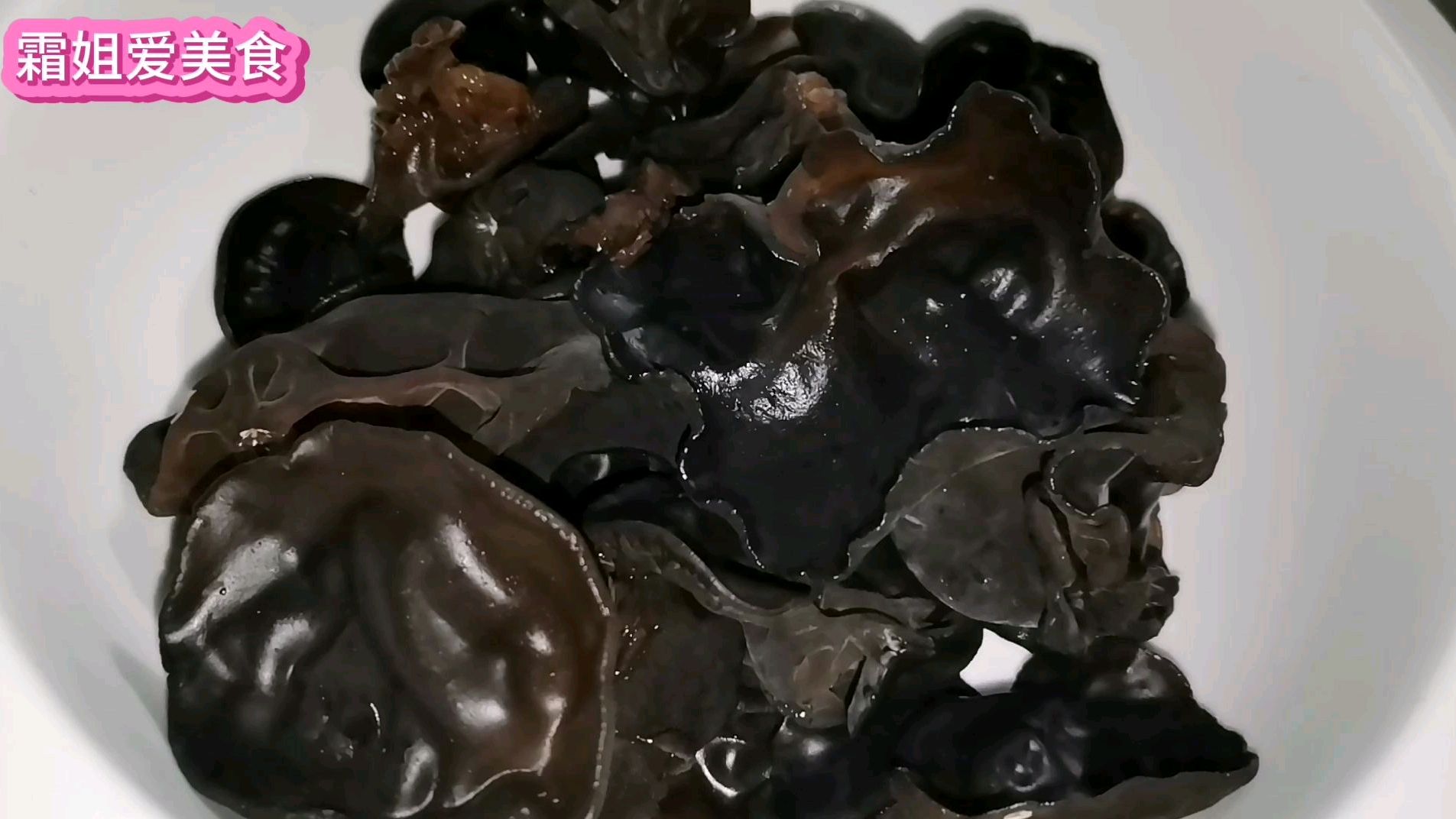 家常菜木耳炒肉片,木耳营养价值高,做法简单,老人小孩应该多吃