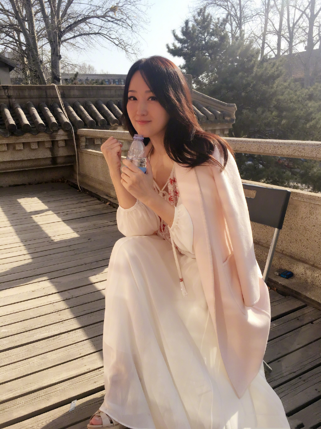 杨钰莹为扮嫩豁出去了,白色碎花裙配粉色大衣,越看越像高中生