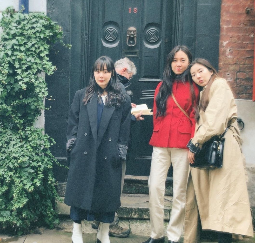 孔孝真与闺蜜伦敦聚会,果然好看的人扎堆玩,一群衣品神仙的聚会