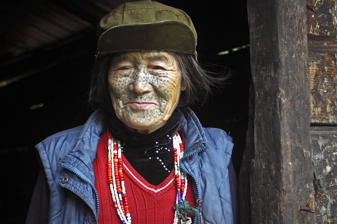 中国最独特的纹面女,身居大山之中,目前仅存36人,传统已经失传