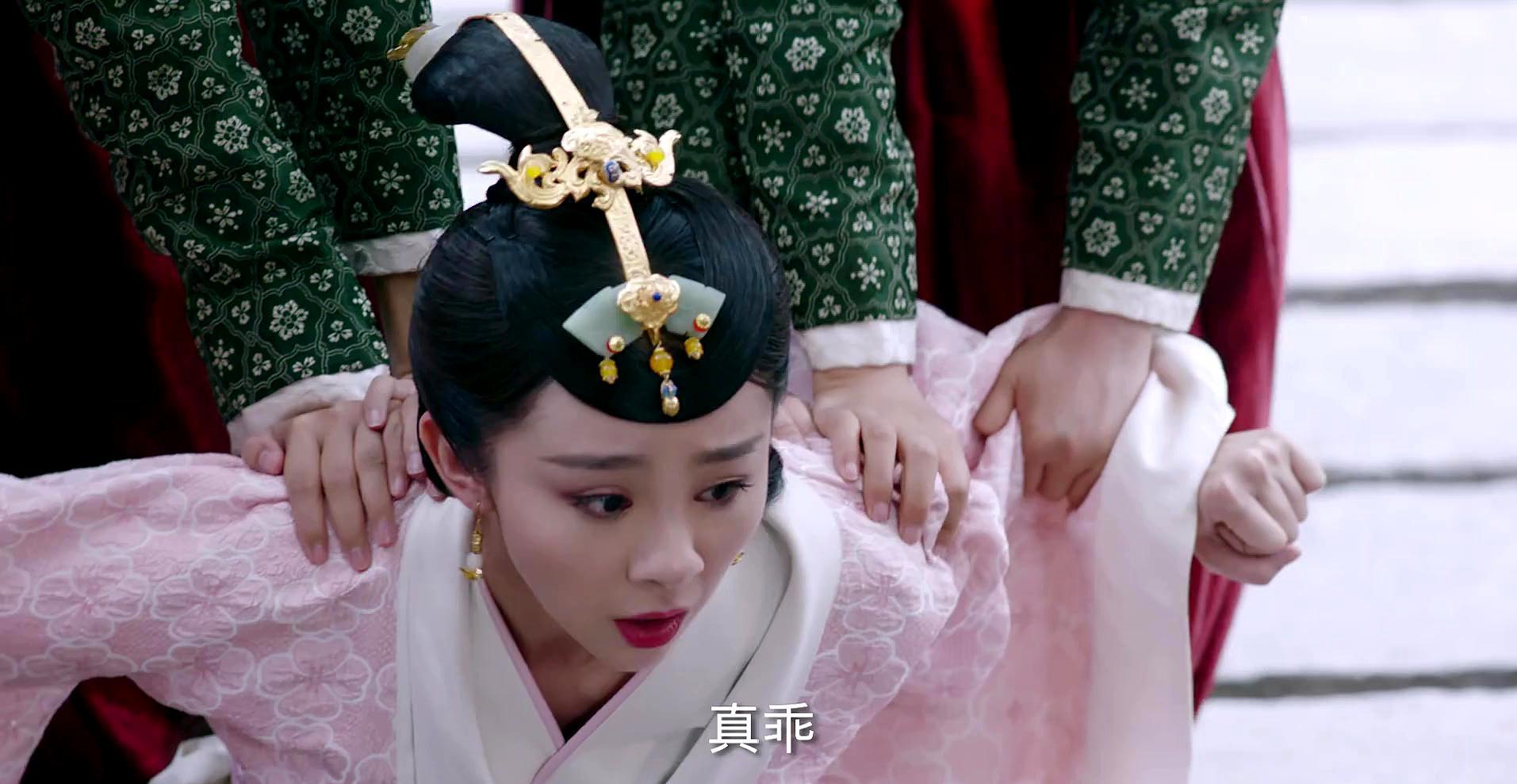 她被打入冷宫,使出浑身解数自救,被皇上新老婆抓到,结果太惨