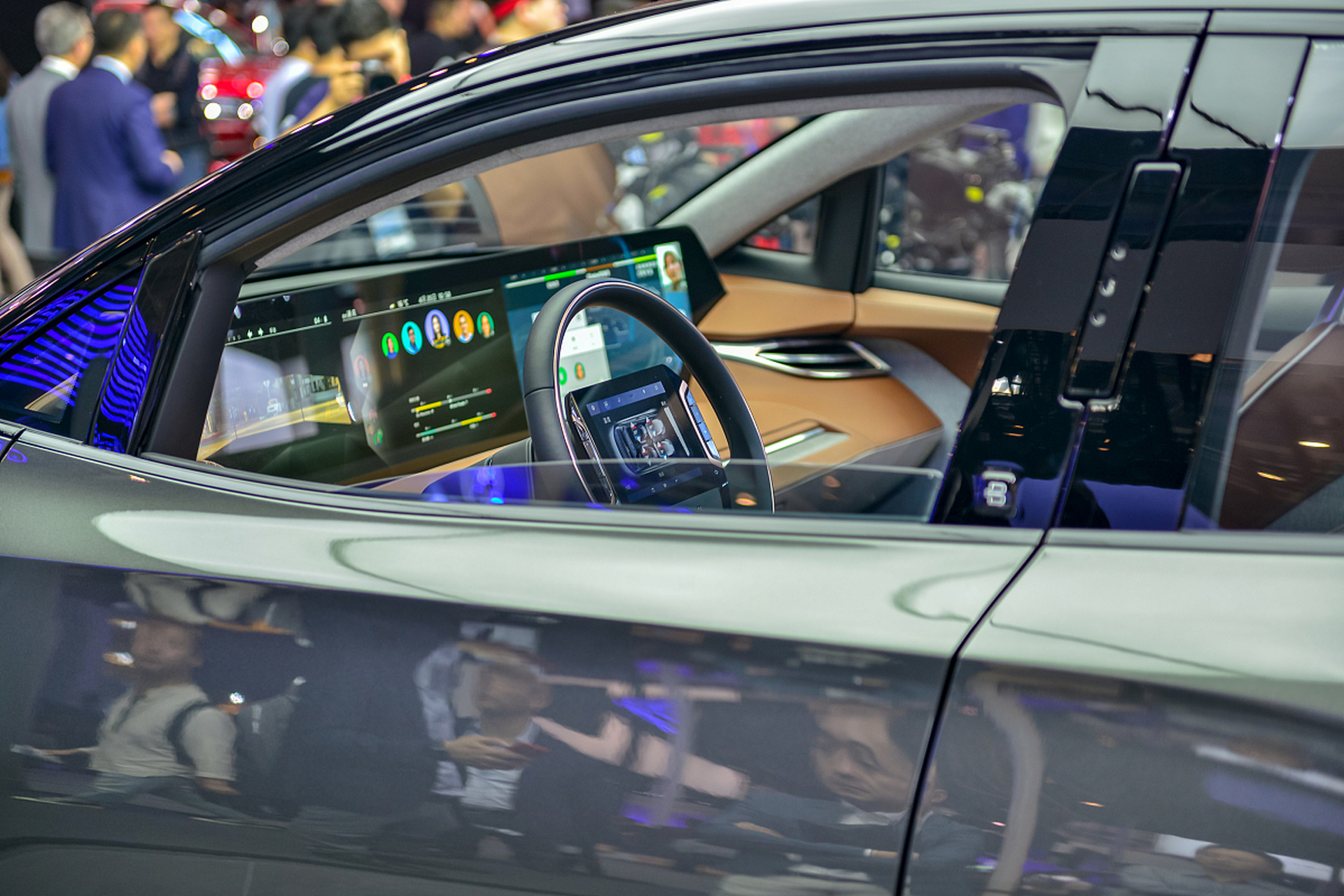 华为的自动驾驶系统和特斯拉fsd之间到底谁更具优势?各有什么特色?