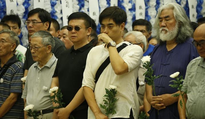 计春华追掉仪式,陈龙张纪中现身,众人肃穆沉重