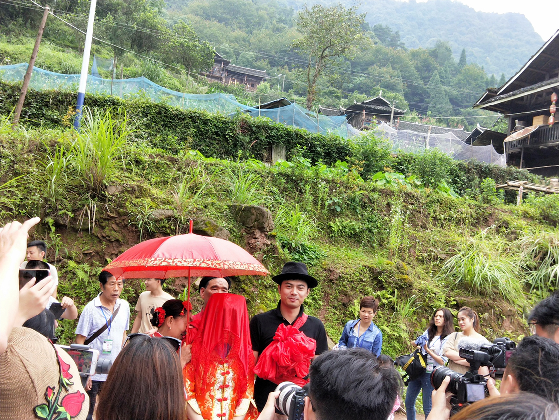 在众亲友的祝福声中,新人来到"婚礼"现场,新郎满脸洋溢着灿烂的笑容.