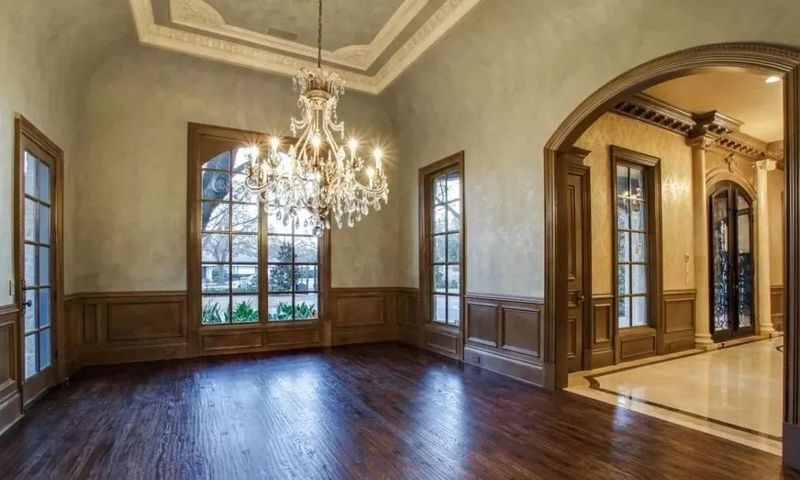 在房屋装修中墙裙设计是墙面装修中比较常见处理方式墙裙是较美式的一