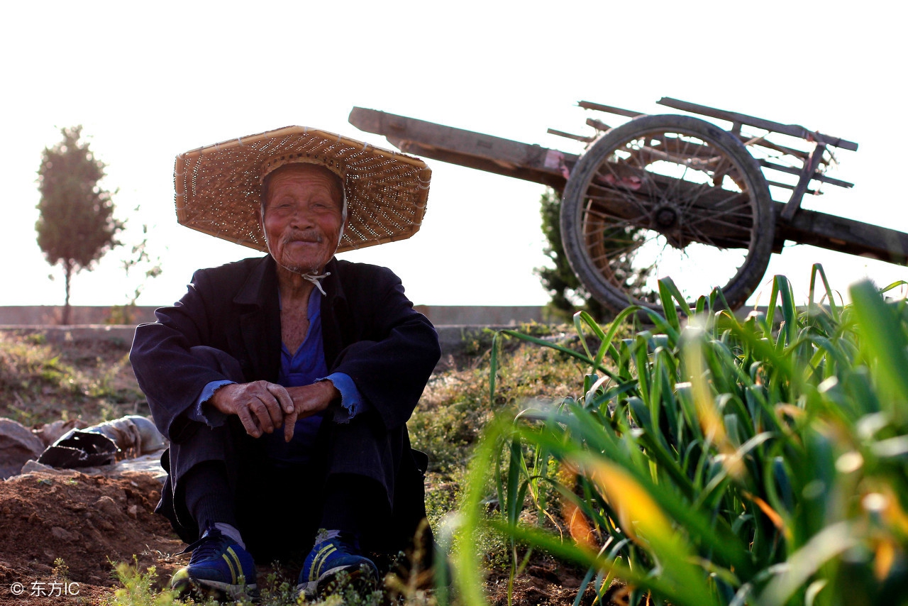 88岁耄耋老人手推平板车日行10公里,赶集摆摊挣十几元很满足