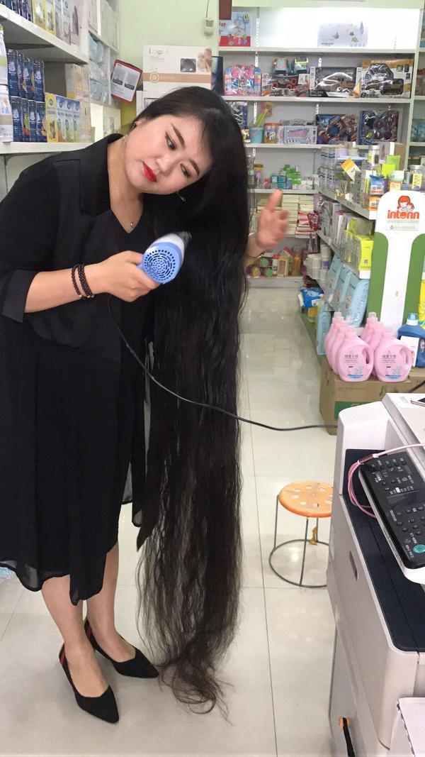 商丘女子留发15年,散开时像黑色瀑布