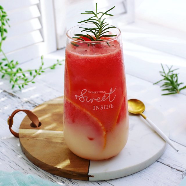 西瓜养乐多,口感酸甜冰爽,喝一口就爽翻了