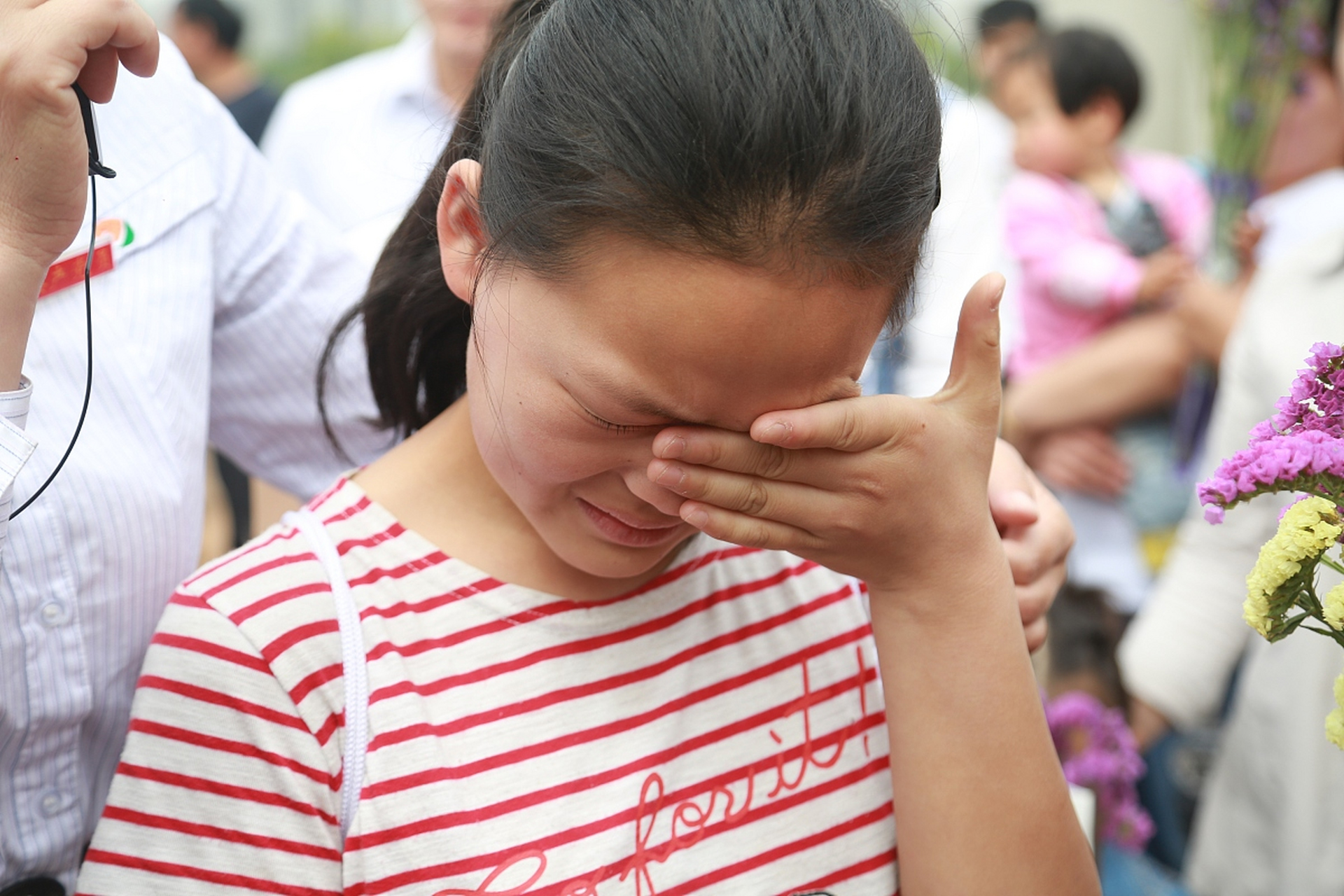 【#女孩思念去世父亲哭泣同学拥抱安慰#[心]】