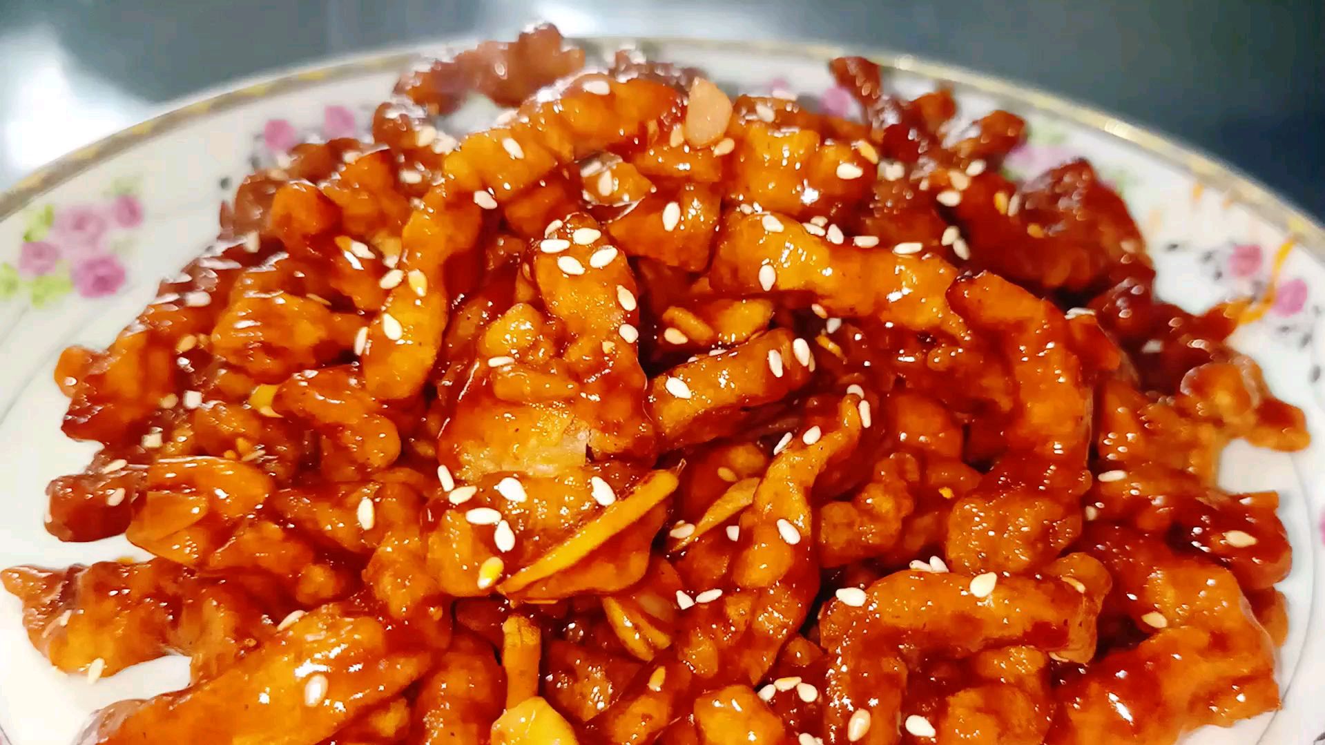 大厨教你这样做糖醋里脊,简单易学,肉外酥里嫩,酸甜可口。好吃