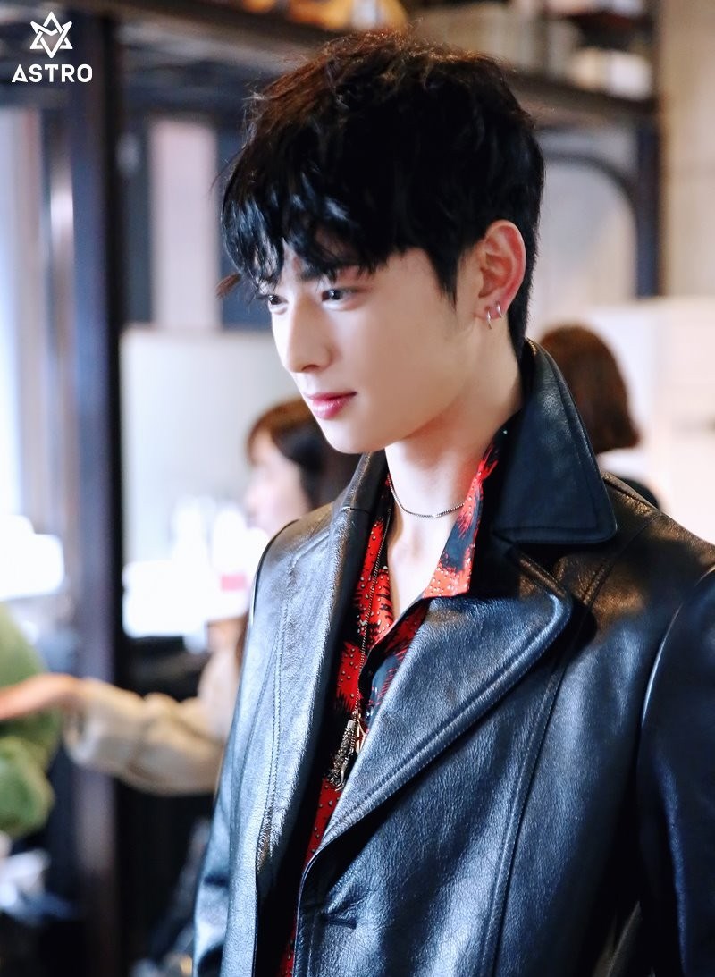 牛奶皮肤车银优,帅气逼人