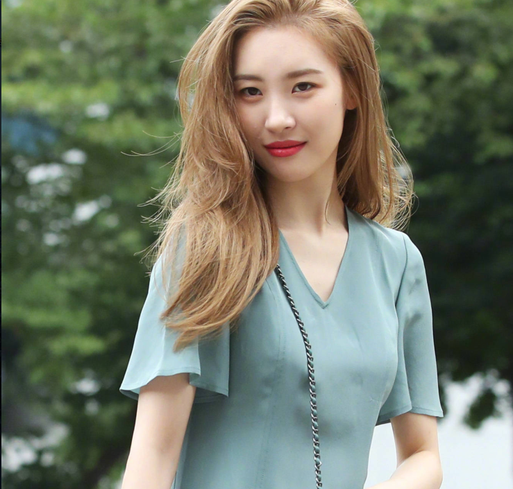 李宣美泳衣外穿红大袄,腿的长度引起公愤,网友:上面一截不冷吗