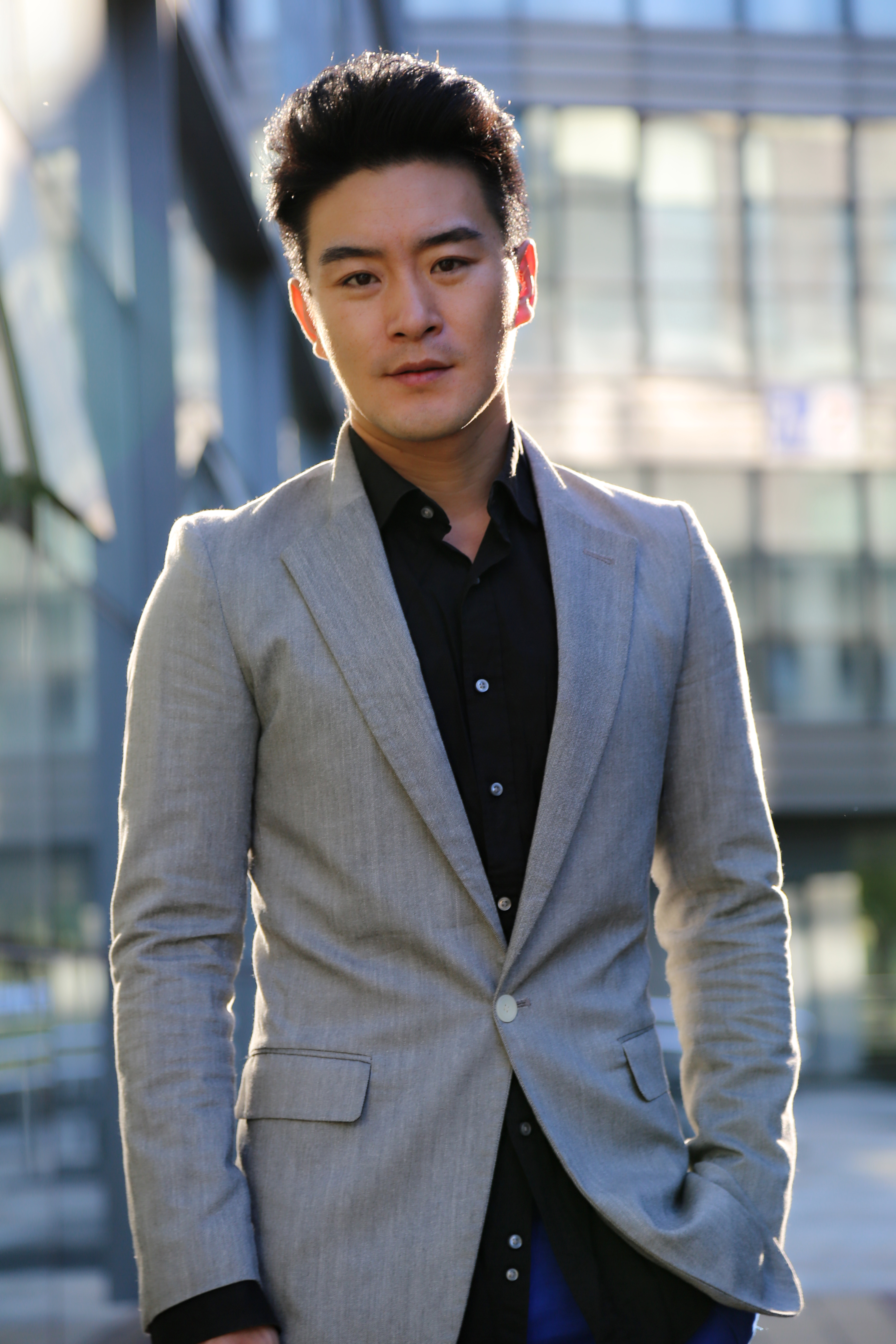 为新片不惧重庆烈日炎炎 樊昊仑重庆晒照心情大好