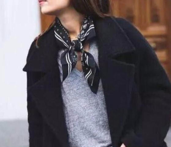 全身一套黑色服装,搭配什么样的丝巾最好看?