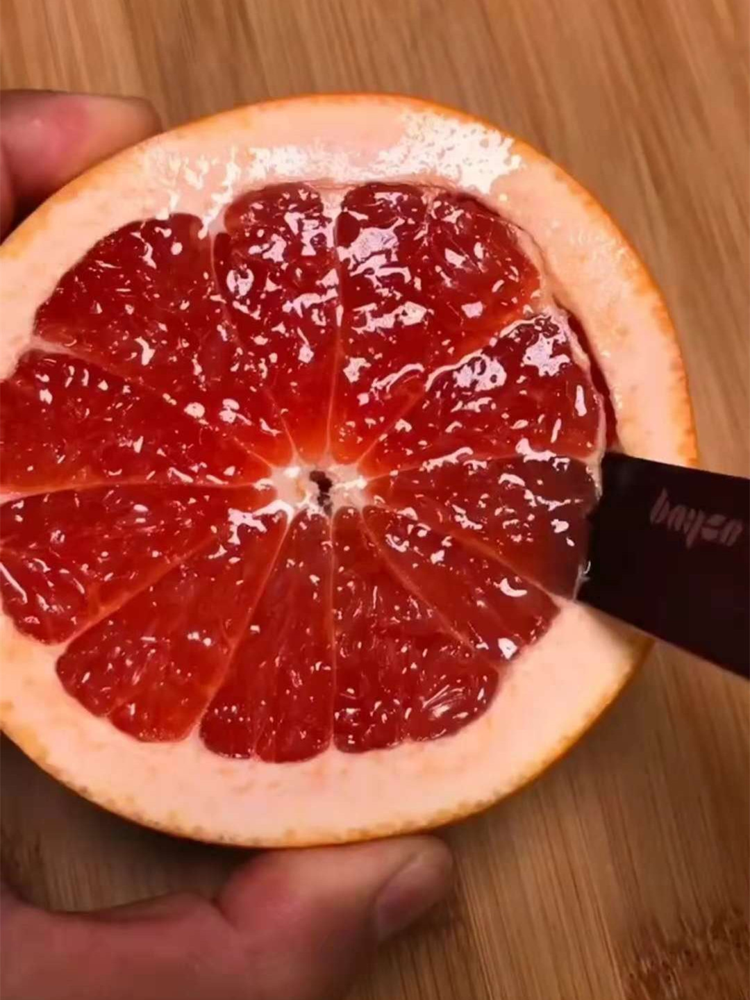 将血橙从1/3处切开,用刀沿着果皮将果肉掏出