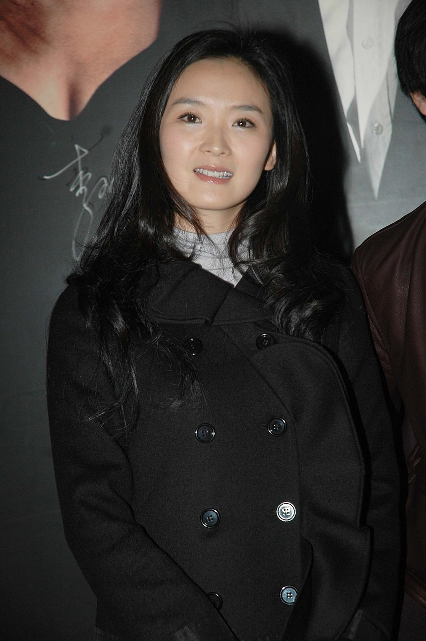 王艳晒儿子成长照,17岁球球露正脸完美遗传妈妈美貌,长成大帅哥  大家