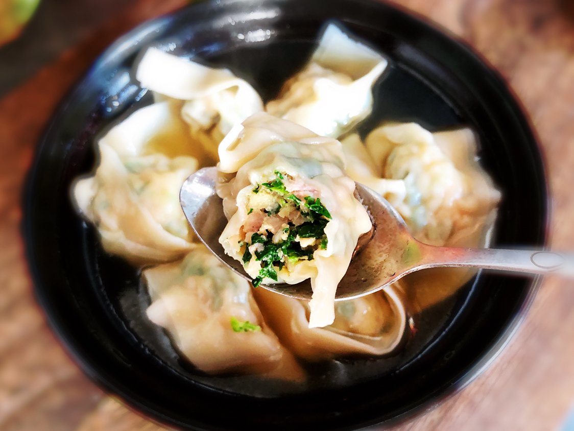 春天不要只想到荠菜肉馄饨,用这种时令蔬菜包的馄饨一点也不逊色
