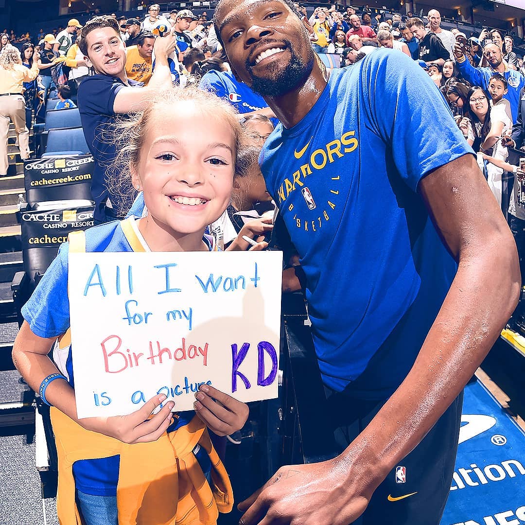 梦想成真!杜兰特赛前与过生日的小球迷合影