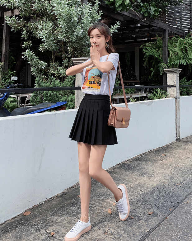 肉色丝袜配上超短百褶裙,萌妹子美的让人心动