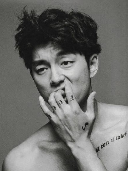 电影《釜山行》男主孔刘黑白风格肌肉写真来啦 你们又有新老公了