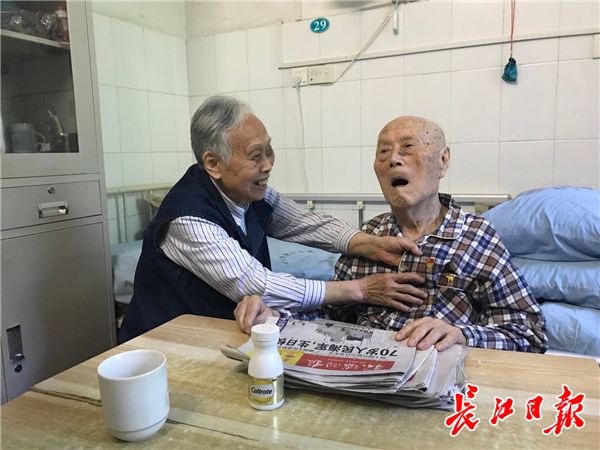 他们将青春献给麻风病防治事业,"90后"老夫妻感动90后小年轻