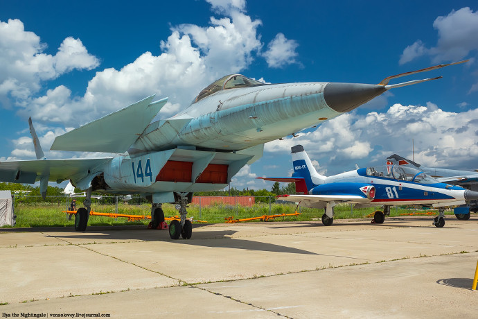 米格-1.44战斗机是苏联一型部分隐身设计的双发单座战斗机.米格-1.