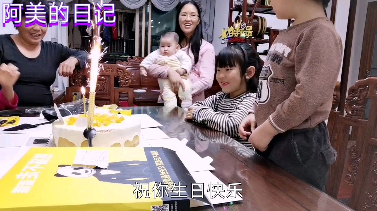 阿美女儿7岁生日,老公订了她最爱吃的流心蛋糕,一家人开心庆祝