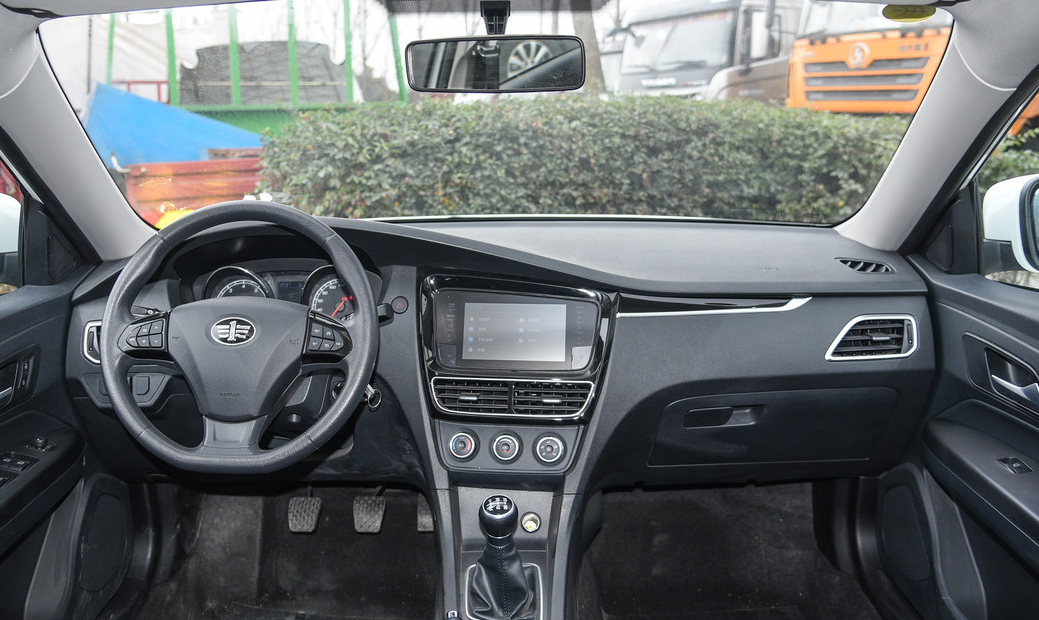 从内饰上看骏派a70,精致简洁,做工还不错,接缝比较小.