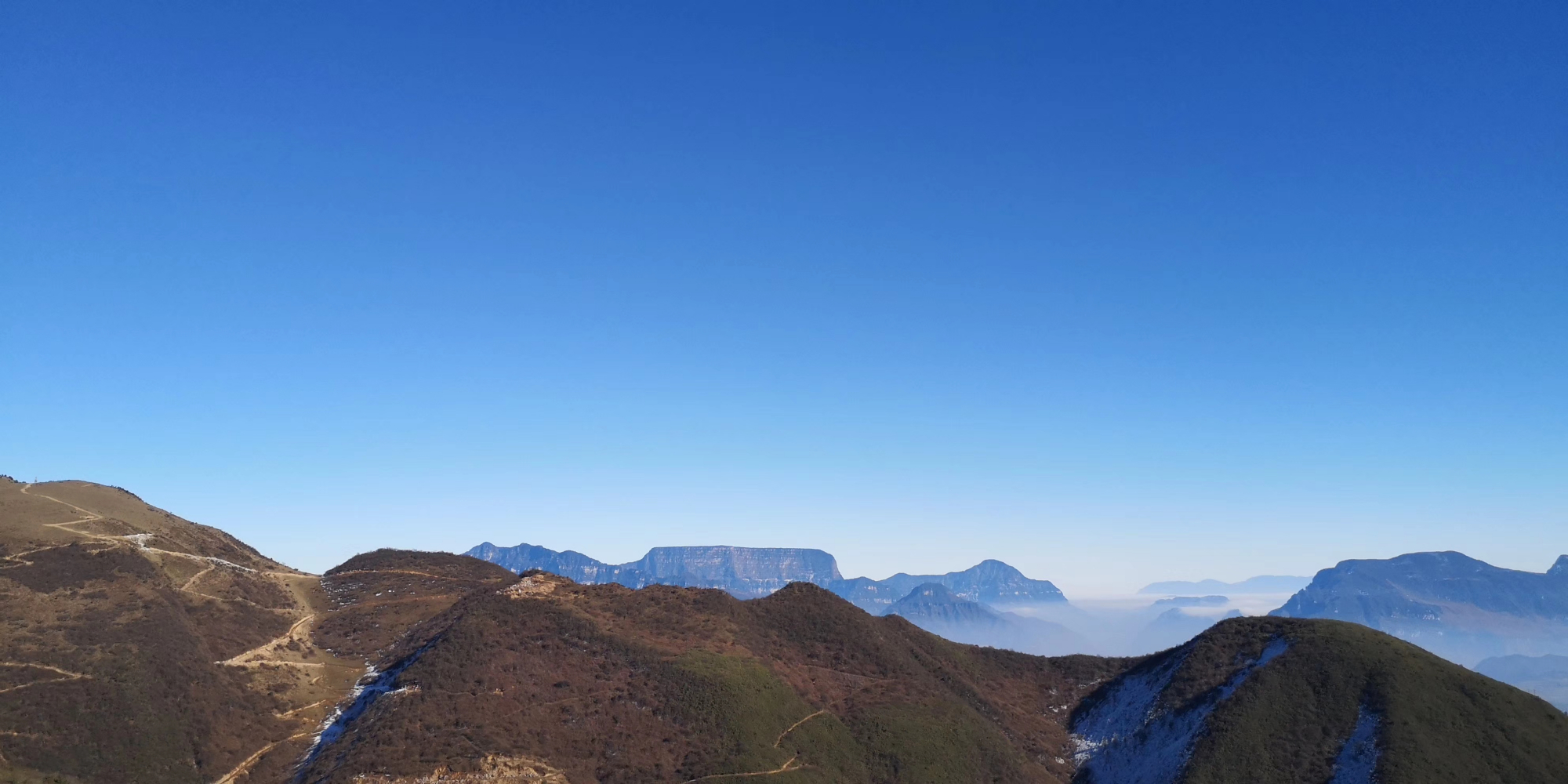 四川汉源轿顶山:冬日雪后,蓝魅的群山