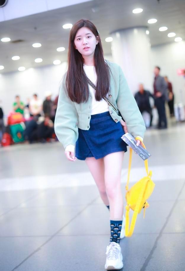 甜美赵露思太时尚,绿色收腰外套好清新,素颜出行元气满满