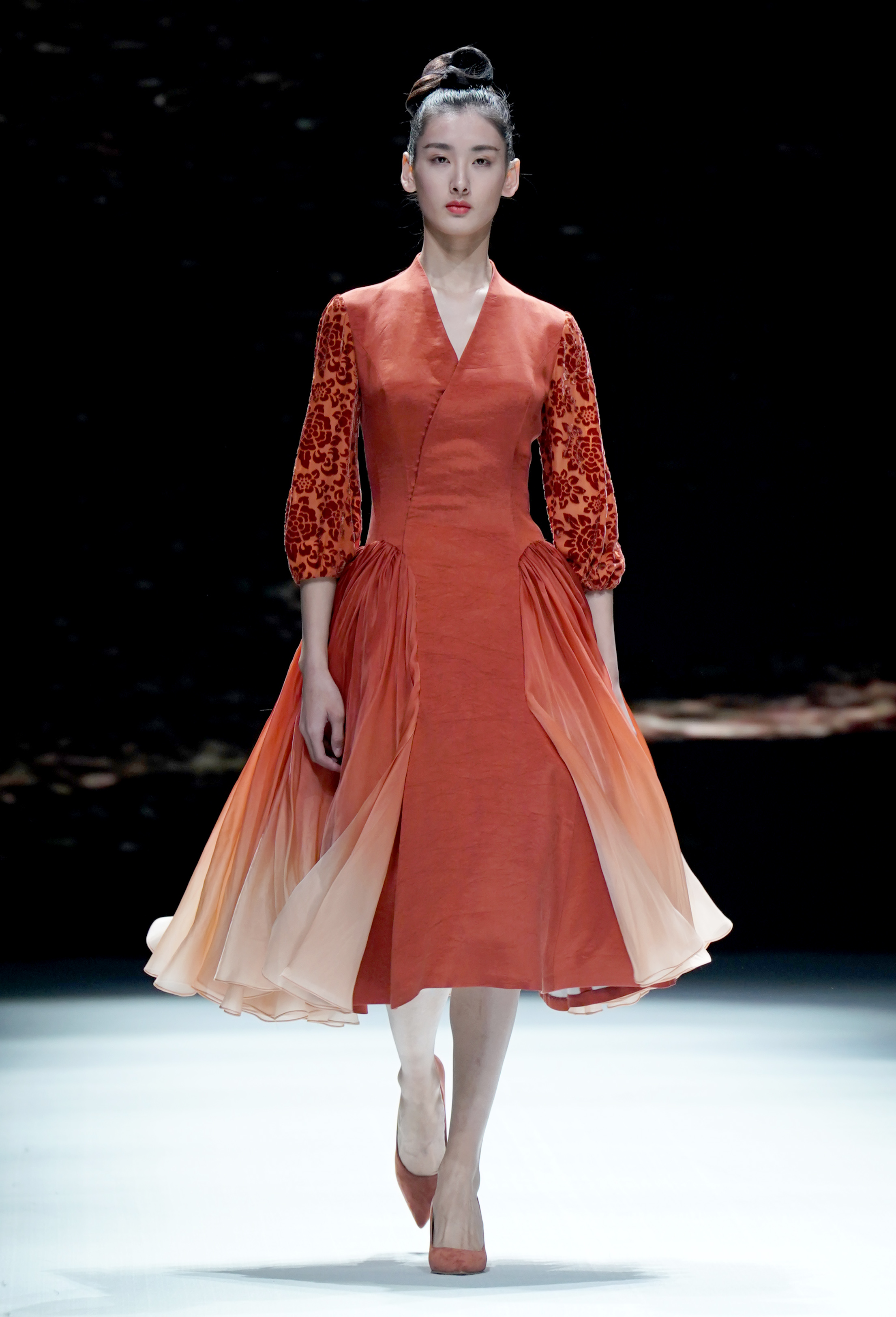 的中国国际时装周"楚和听香·楚艳发布会"上展示设计师楚艳的时装作品
