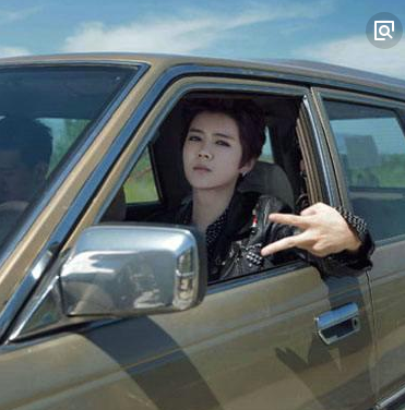 电视剧中演员开车为何不看前方?得知事情真相后,众人炸开了锅!