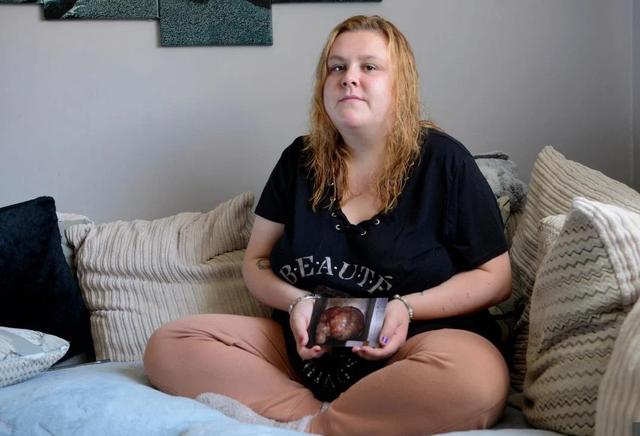 女子肚子突然变大以为吃太多,父母以为她怀孕,结果都错了